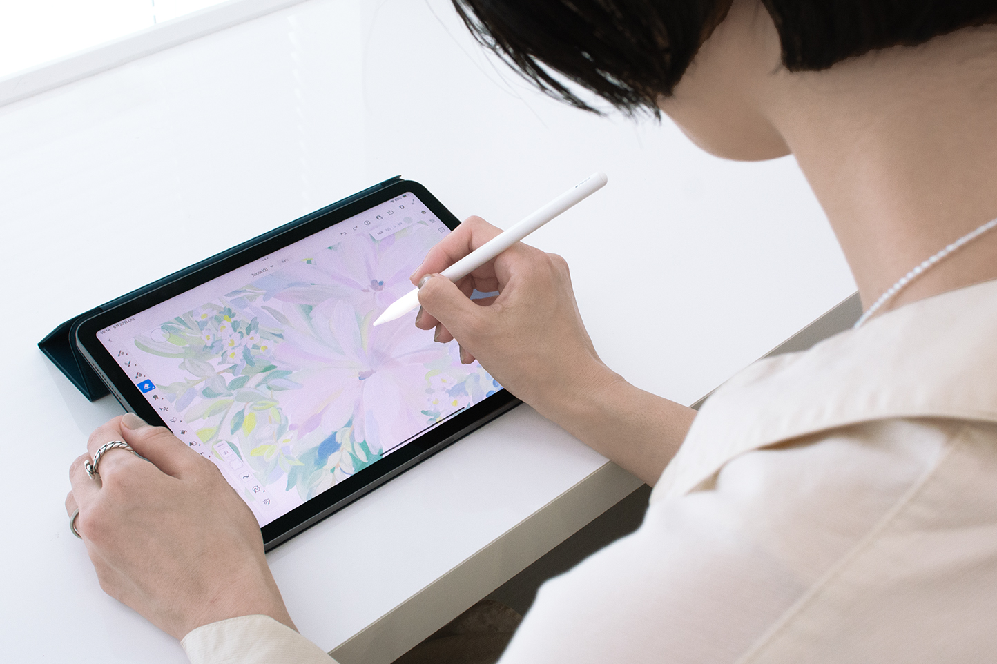 iPadでクリアファイルのデザイン、花の絵柄を描いているところ