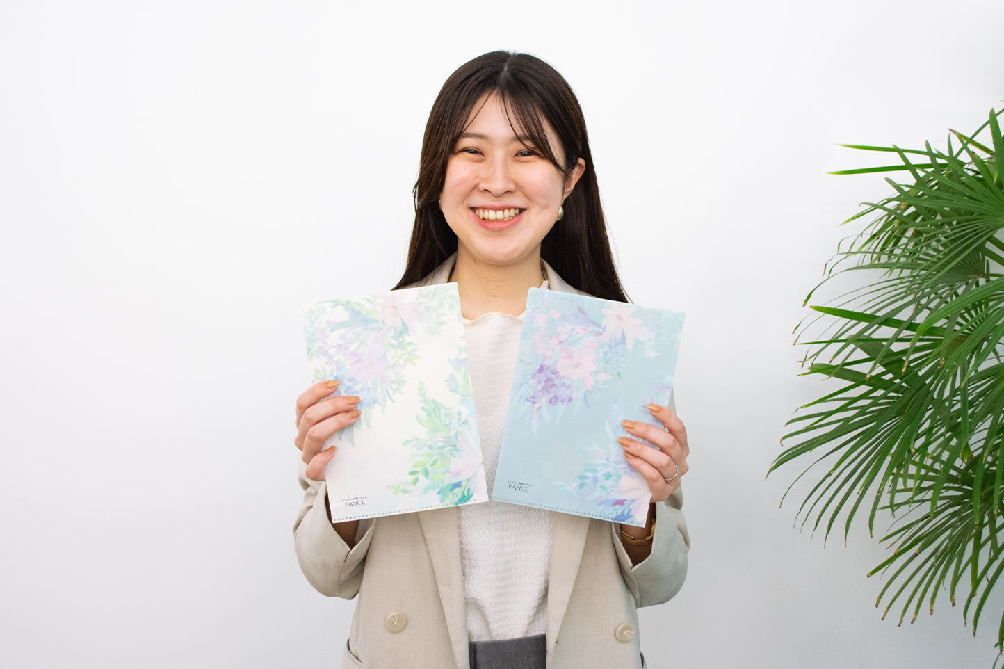 完成したノベルティのファイルを持った営業担当